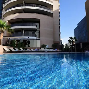 4* מלון Majestic City Retreat
